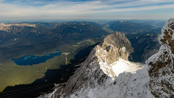 Luftaufnahme Eines Kleinen Sees Zwischen Grünen Und Schneebedeckten Trockenen Bergen — Stockfoto