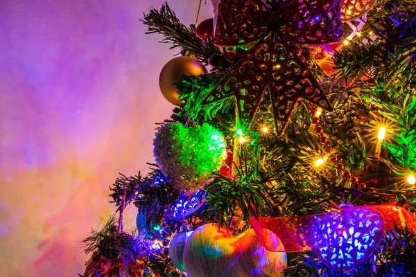 Tiro Perto Uma Decoração Natal Árvore Natal Com Luzes Coloridas — Fotografia de Stock