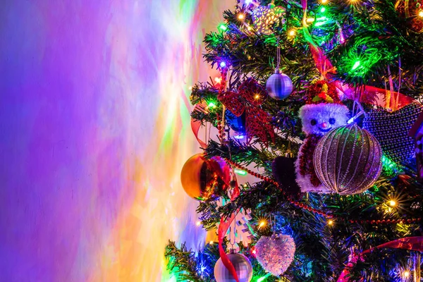 Close Uma Árvore Natal Iluminada Com Ornamentos Pendurados — Fotografia de Stock