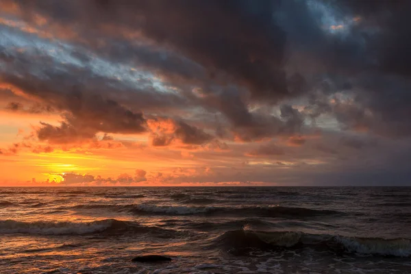 Μια Μαγευτική Λήψη Ενός Ηλιοβασιλέματος Στις Ακτές Της Βαλτικής Θάλασσας — Φωτογραφία Αρχείου