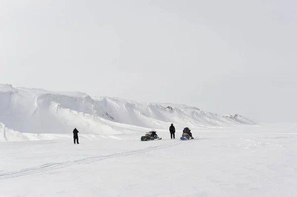 Two Snowmobiles Stoped Yukon Arctic Coast Ivvavik Beaufort Sea Snowy — Stok fotoğraf