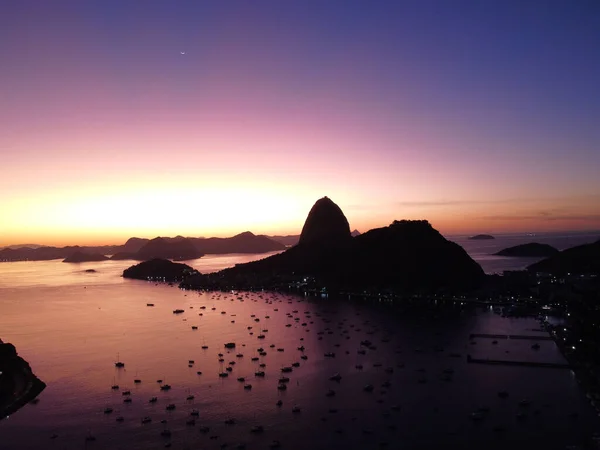 Gün Batımında Rio Janeiro Sahillerindeki Dağların Teknelerin Siluetleri — Stok fotoğraf