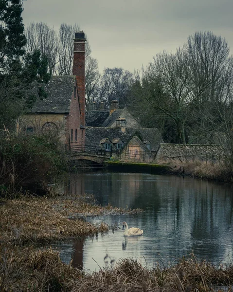 Tiro Vertical Rio Dos Edifícios Antigos Costa Lower Slaughter Cotswold — Fotografia de Stock