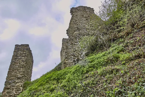 Low Angle Shot Ruins Lowenburg Castle Green Hill Monreal Eifel — Stockfoto