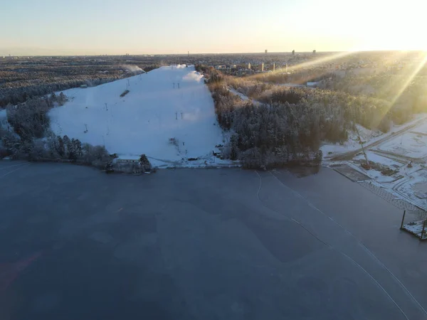 Piękny Śnieżny Krajobraz Jeziorem Chłodny Zimowy Dzień — Zdjęcie stockowe