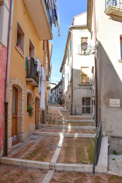 İtalya 'nın Molise bölgesinde Campobasso' da küçük bir caddenin dikey görüntüsü.