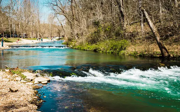 River Flowing Rocks Park Surrounded Trees — Stock Photo, Image