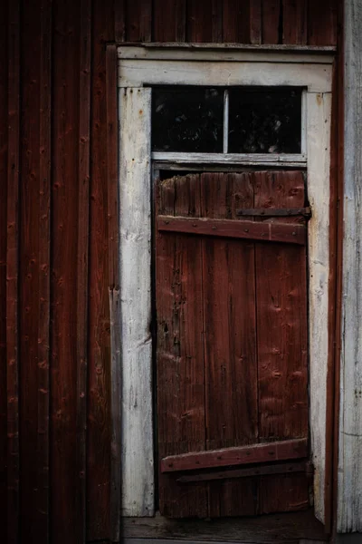 Vertical Shot Old Broken Wooden Door Abandoned Building — Zdjęcie stockowe