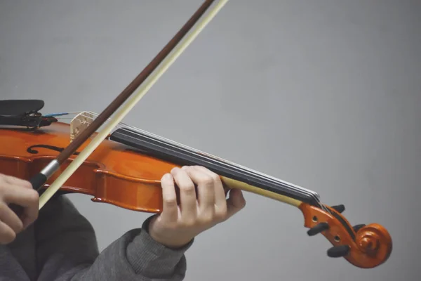 Hände Eines Mädchens Das Geige Spielt — Stockfoto