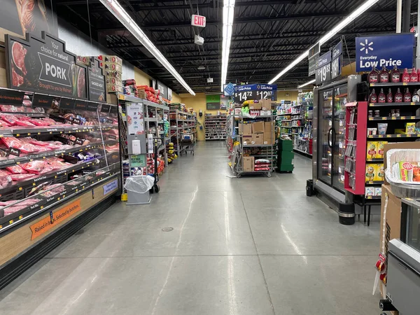 Augusta Usa Walmart Kruidenierswinkel Interieur Achteraan Gangpad Varkensvlees Sectie — Stockfoto