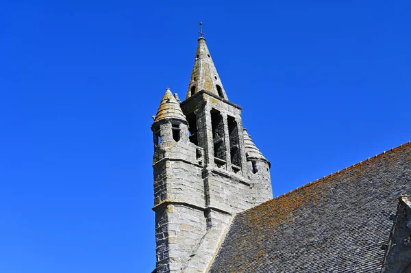 Arkaplanı Mavi Gökyüzü Olan Antik Granit Taş Bina — Stok fotoğraf