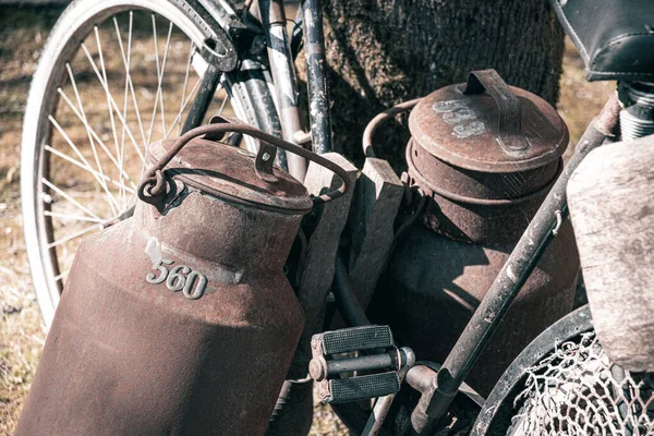 Closeup Old Bicycle Rusty Milk Cans Both Sides Sunlight — Fotografia de Stock