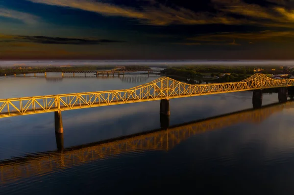 Bird Eye View Metallic Bridge Reflecting Ohio River Louisville Sunset —  Fotos de Stock