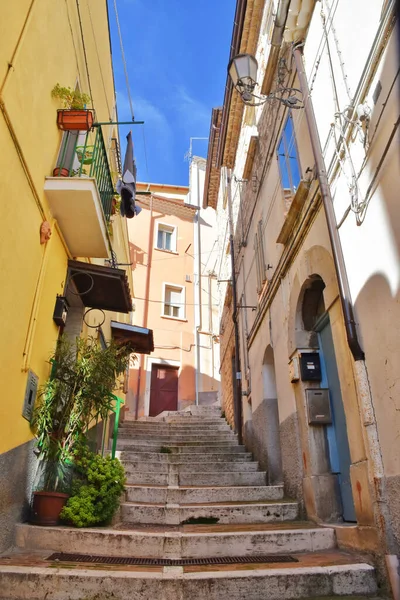 İtalya 'nın Campobasso kentindeki renkli konut binalarının arasında dar bir merdivenin dikey çekimi
