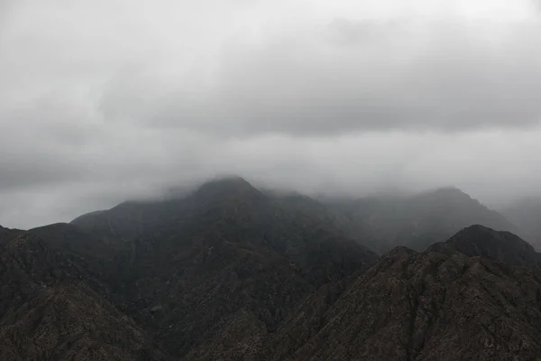 雲に覆われた山脈の美しい景色 — ストック写真