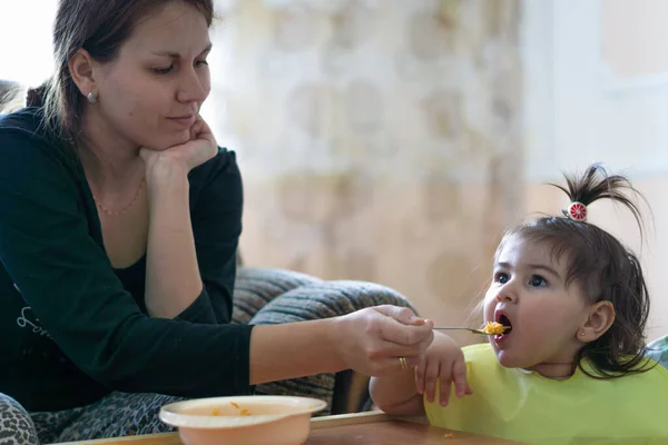 Een Close Upbeautiful Vrouw Met Haar Dochter Geven Haar Lunch — Stockfoto