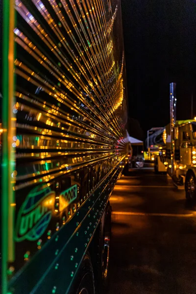 Vertical Shot Chrome Shop Truck Show 2022 Night — Zdjęcie stockowe