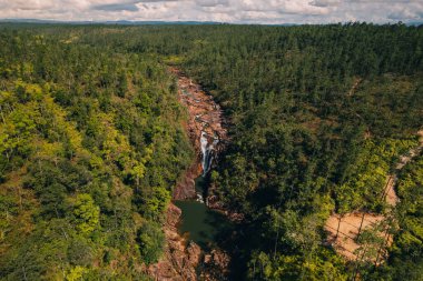 Mountain Pine Ridge, Cayo Bölgesi 'ndeki Büyük Kaya Şelaleleri' nin yeşil orman ağaçlarıyla Belize 'deki hava manzarası.