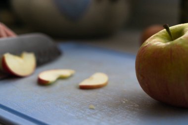 Elmayı doğrama tahtasına yakın çekim.