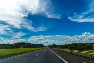 Tarlalarla çevrili boş bir yol.