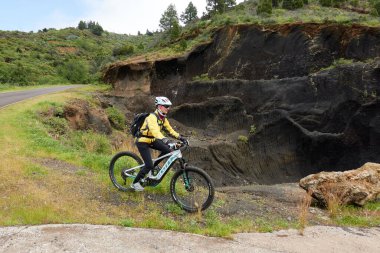 La Palma Kanarya Adası, İspanya 'nın batısında bisiklet süren bir dağ bisikletçisi.
