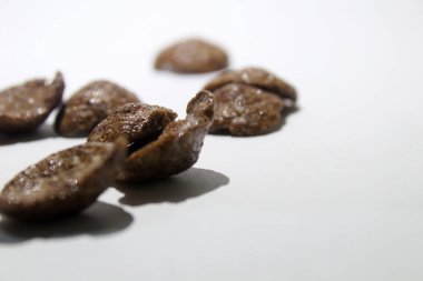 Lezzetli ve çıtır çıtır mısır gevreği beyaz arka planda izole edilmiş.