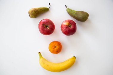 Meyveden yapılmış mutlu bir gülen yüz