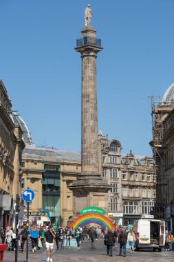 Greys Anıtı 'nın dikey çekimi, Newcastle on Tyne, UK, insanların alışveriş yaptığı ve alüminyum teneke gökkuşağının geri dönüşümü teşvik ettiği.