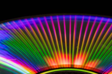 Compact Disk (CD) veya Dijital çok yönlü disk (DVD) içerisindeki ışığın yansıması. Tüm renkler bir gökkuşağı gibi disk yüzeyine dağılmış.
