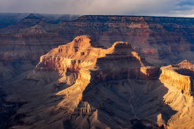 Güneşin altında Büyük Kanyon 'un güzel bir manzarası