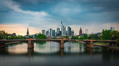 Frankfurt silueti alacakaranlıkta Ignatz Bubis köprüsü, Frankfurt, Almanya