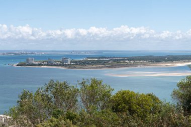 Portekiz 'deki bitkilerin büyümesinin arkasındaki deniz manzaralı Setubal şehrinin güzel bir görüntüsü.