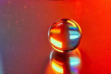 Yansıması olan aynalı bir küre görüntüsü