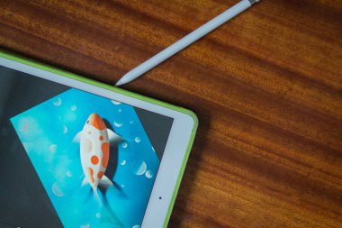 Tablet üzerindeki balığın dijital bir resmi, kopyalama alanı olan bir resim