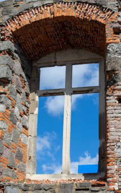 Gökyüzü eski bir pencereden, duvardan, mahsulden