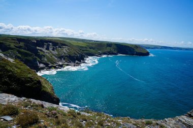 Bir yaz günü Trebarwith ve Tintagel arasındaki Cornwall Sahil Yolu 'nun manzara fotoğrafı.