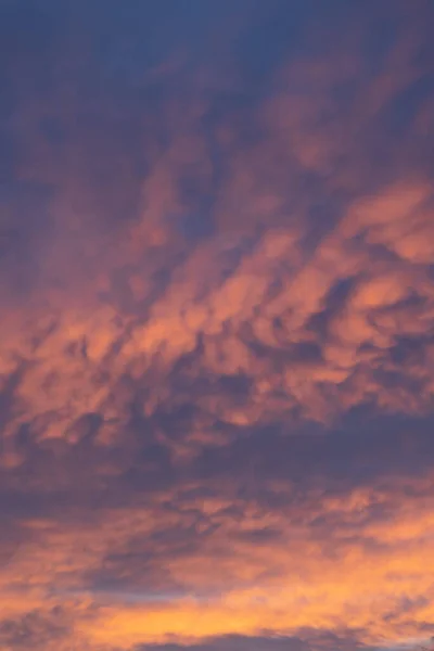 Ein Vertikaler Blick Auf Einen Dramatischen Sonnenuntergangshimmel Mit Bunten Wolken — Stockfoto