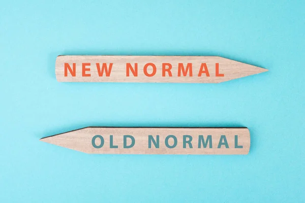 Words New Old Normal Standing Wooden Arrows Transformation Society Pandemic — Stock Photo, Image