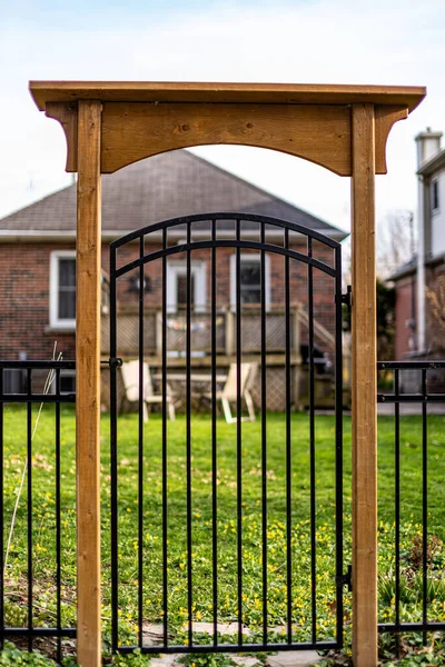 Vertical Close Wooden Gate Backyard House — Fotografia de Stock