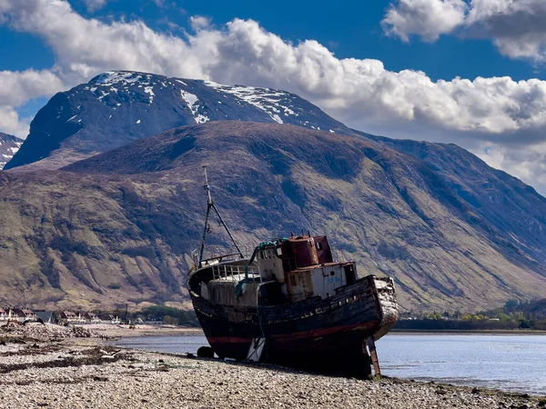 Old Wrecked Ship Lake Surrounded Mountains — Fotografia de Stock
