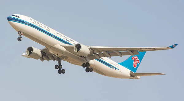 China Southen Airbus 330 Airplane Flying Dubai International Airport Blue — Photo