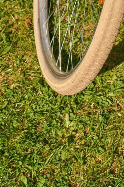 在绿草上的自行车车轮特写镜头 — 图库照片