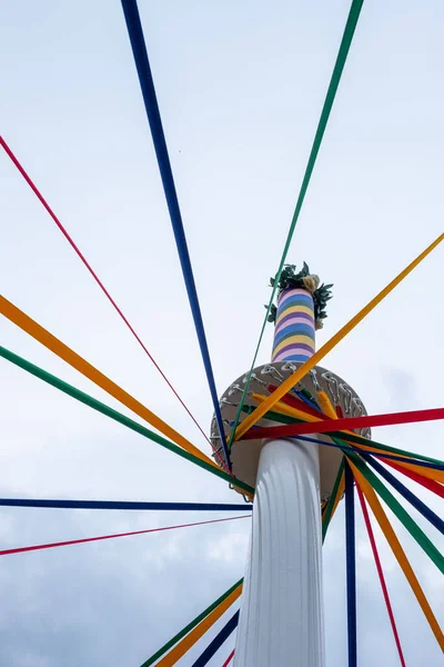 Tiro Ângulo Baixo Poste Com Fitas Coloridas Dia Dança Tradicional — Fotografia de Stock