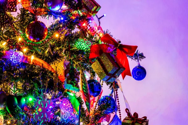 Een Close Shot Van Een Verlichte Kerstboom Met Opknoping Ornamenten — Stockfoto