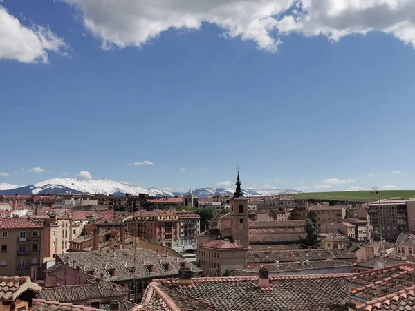 Městská Krajina Segovia Starými Činžovními Domy Pod Modrou Zataženou Oblohou — Stock fotografie
