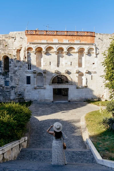 Hırvatistan Split Kentindeki Diocletian Sarayı Nın Altın Kapılarının Önünde Duran — Stok fotoğraf