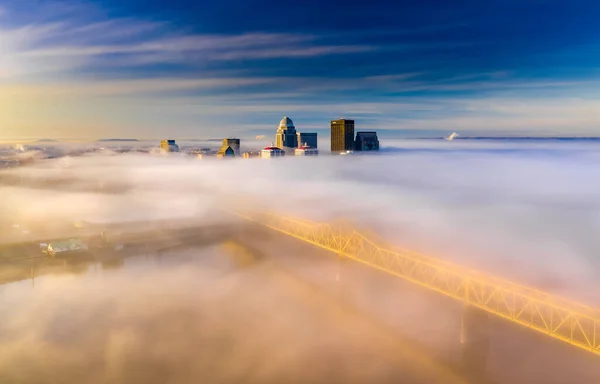 Uma Vista Aérea Uma Cidade Moderna Nevoeiro Nascer Sol — Fotografia de Stock