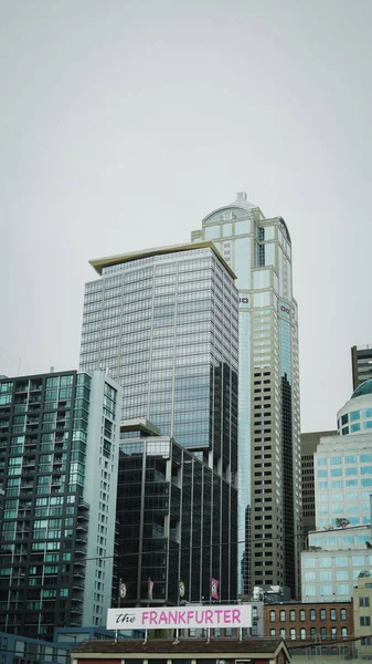 Вертикальный Снимок Городского Пейзажа Центре Сиэтла Облачный День Небоскребы Архитектура — стоковое фото