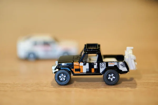 美泰热轮玩具模型汽车在木制表面上的特写 — 图库照片