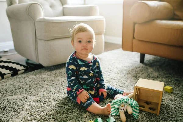 Eine Selektive Fokusaufnahme Eines Niedlichen Kaukasischen Babys Das Mit Holzspielzeug — Stockfoto